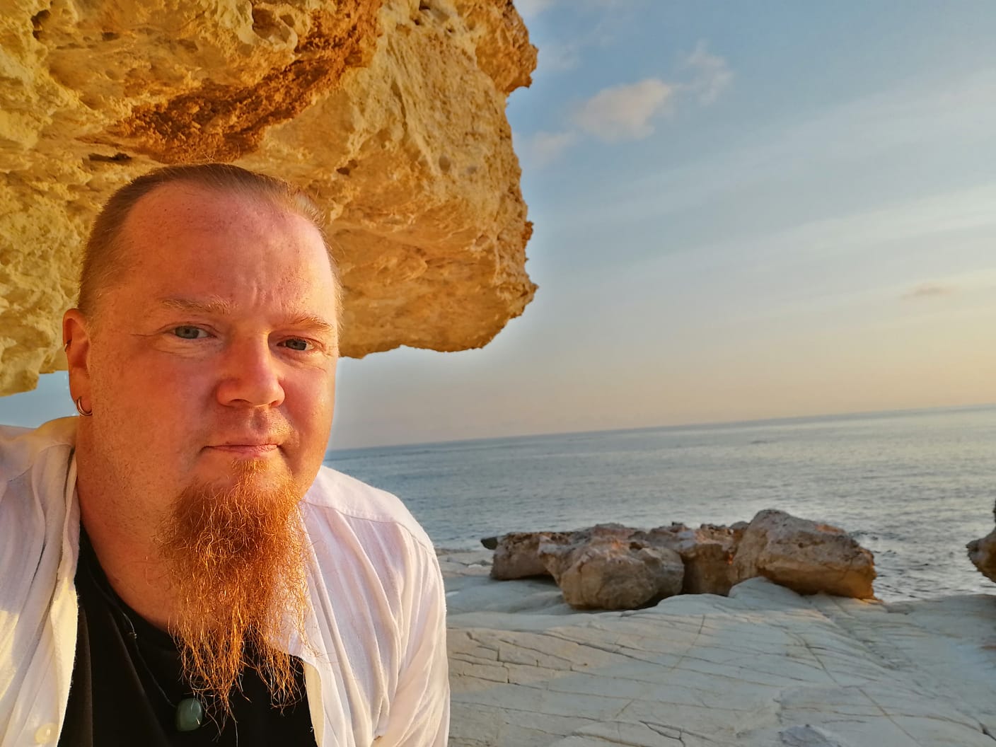 Christoph Brüx klein am Felsen, ruhige Küstenatmosphäre